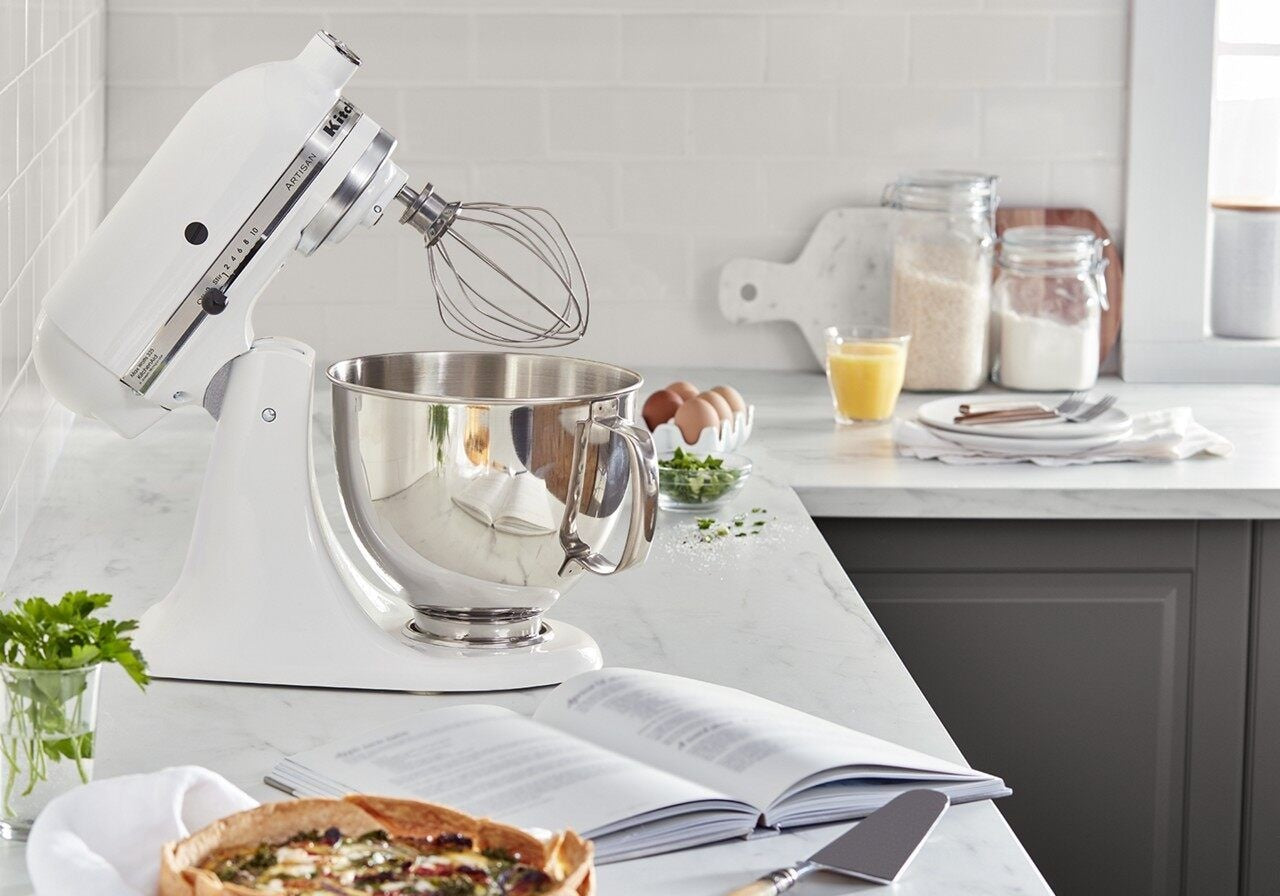 KitchenAid handwerklicher 5-Quart-Kippkopf-Ständermischer, weiß