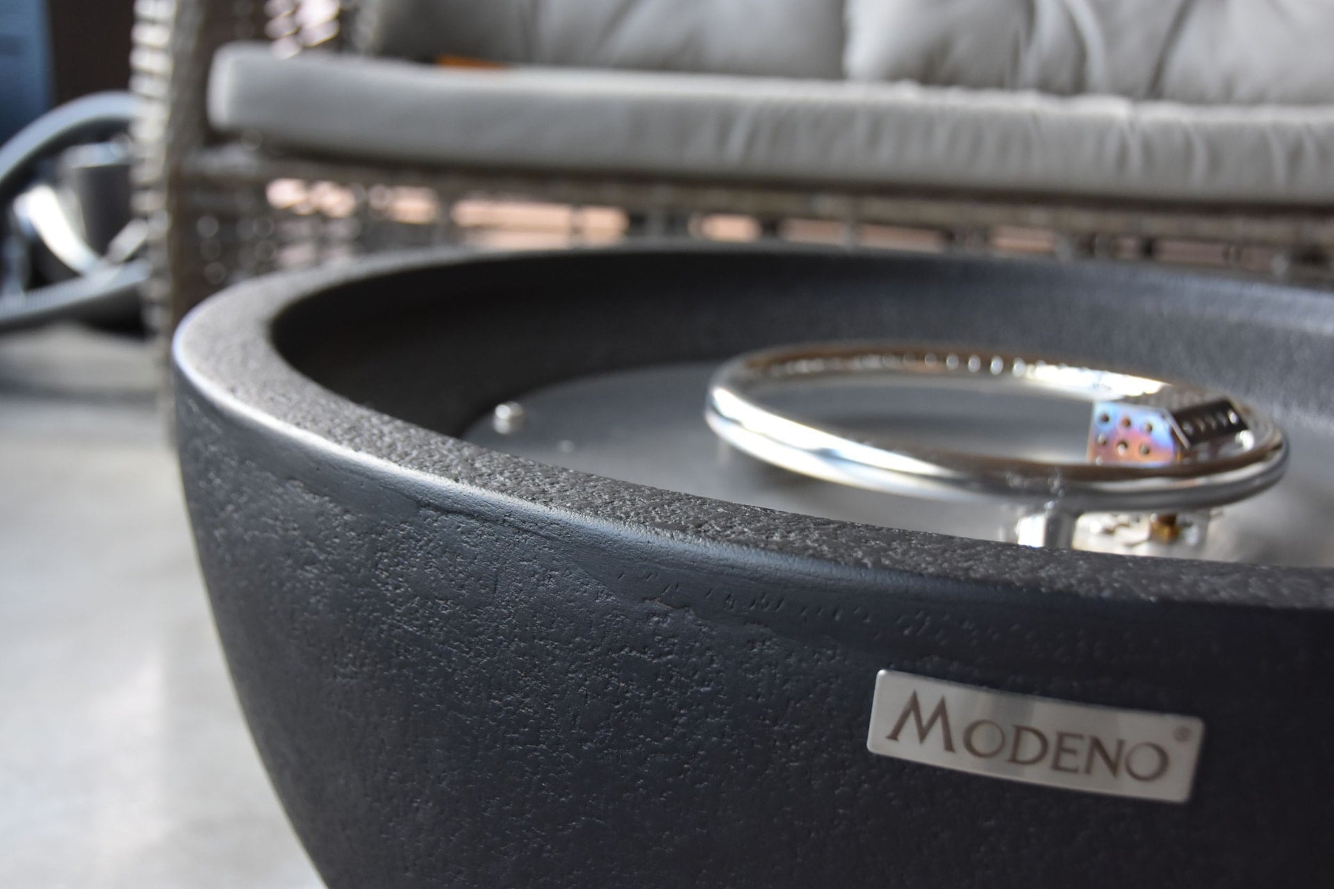 Modeno Jefferson Round Gas befeuerte Außenfeuerschale mit PVC-Abdeckung, 40.000 btus, 13,7-in