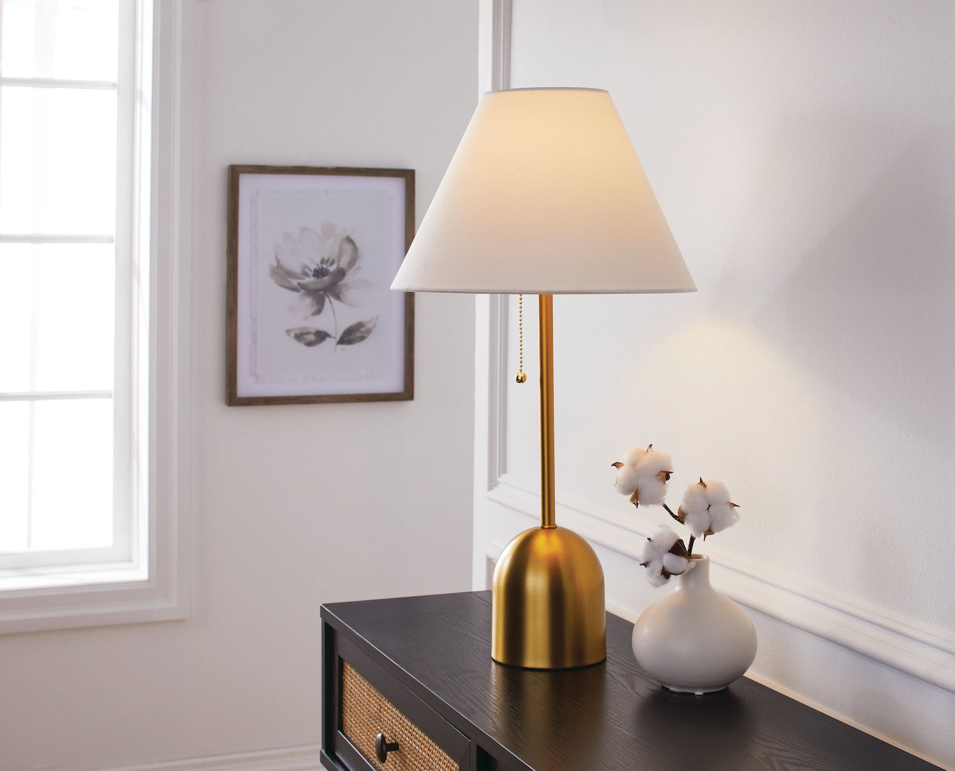 CANVAS Weiße Leinenkegel-Tischleuchte, 22-in, antike Messinglampe