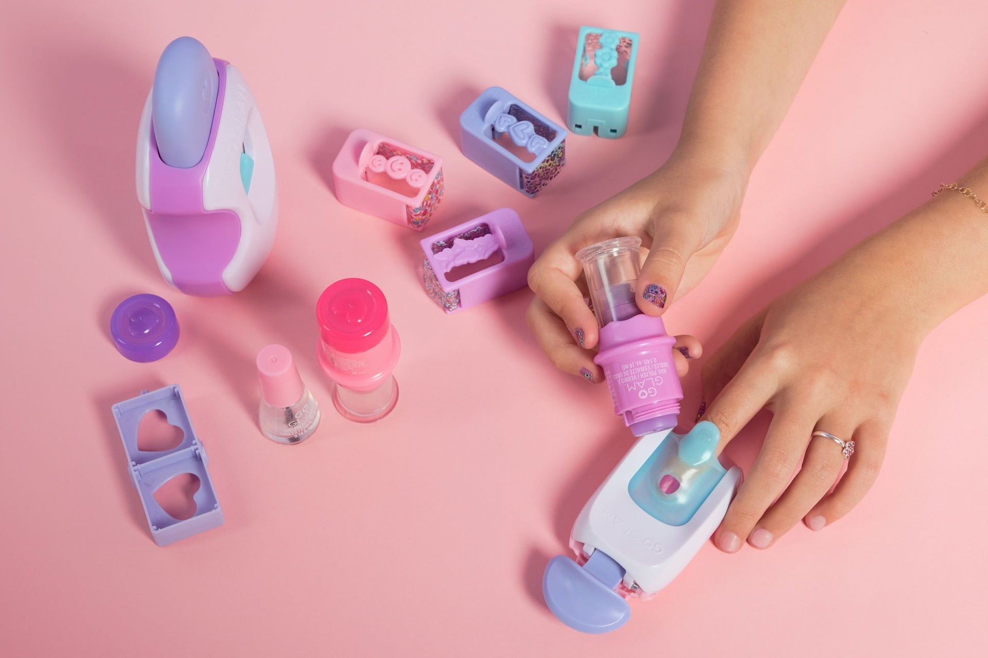 Cool Maker, GO GLAM Studio Nail Kit, Stil 200 Nägel, 4 Designs, 2 polnische Applikatoren & Maske, ab 7 Jahren