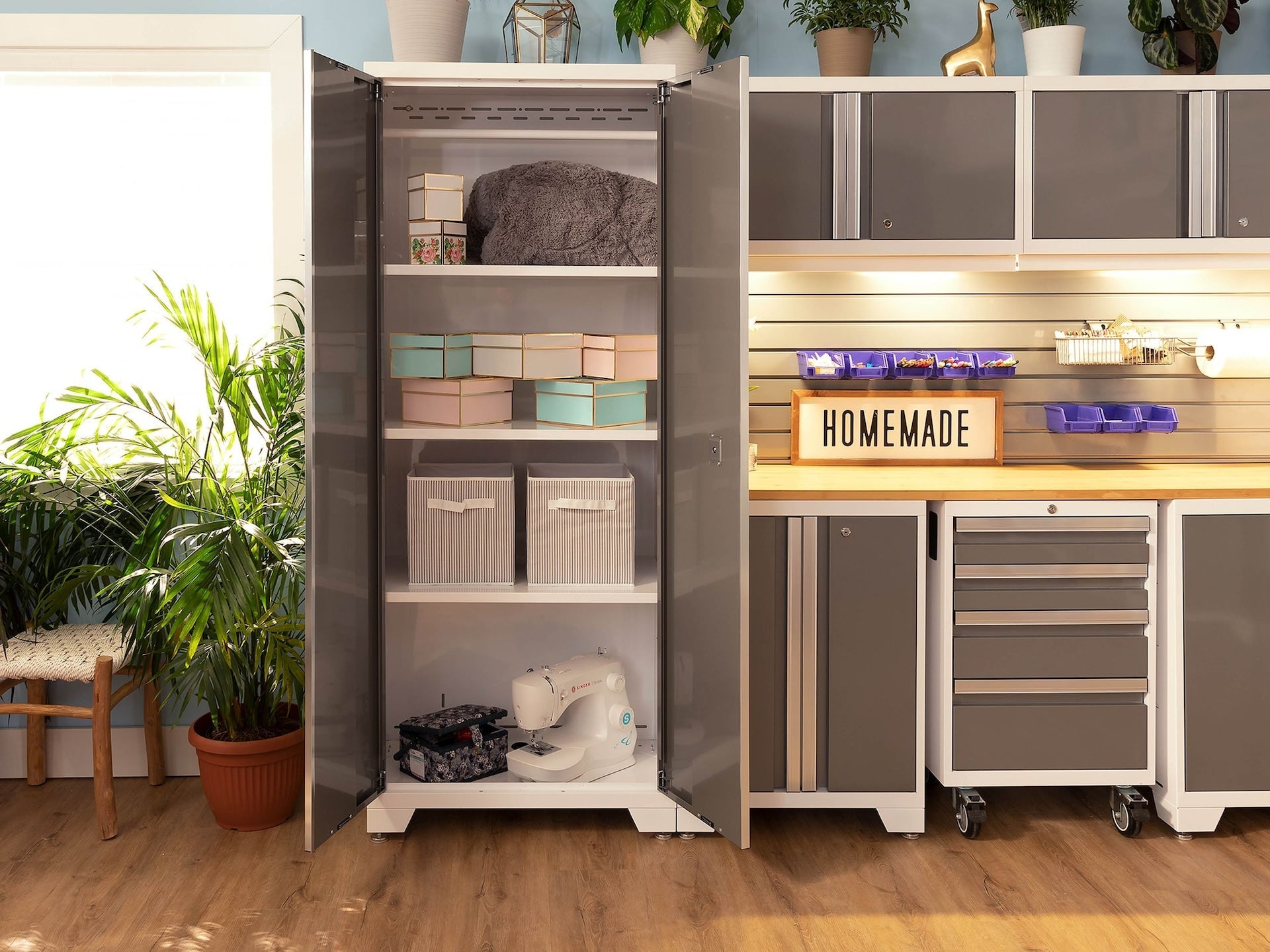 NewAge Fett 3.0-Serie All-in-One-abschließbare Stahlgaragenschrank mit Bambus-Top, weiß / Platin, 48-in x 18-in x 76,75-in, 5-pc